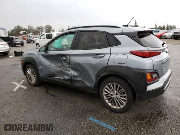 2020 Hyundai Kona SEL z VIN KM8K22AA5LU561406, wystawiony jako Copart lot #41145653 z przebiegiem 32 471 mil mil oraz . Historia ofert i sprzedaży dostępna na DreamBid. Obrazek 2.
