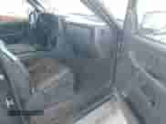 ✅ 2005 Chevrolet Silverado 1500 LS • VIN: 2GCEC19T851358412 • Lot: 43306552. Wystawiony na IAAI z przebiegiem 288 244 mil mil. Skorzystaj z bezpłatnego archiwum sprzedaży aukcyjnych z USA i zobacz szczegółowy raport historii pojazdu na DreamBid. Zdjęcie 5.