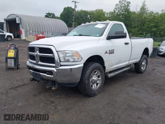 ✅ 2018 Ram 2500 Tradesman • VIN: 3C6MR5AL8JG378889 • Лот: 42515651. Опубликован ранее на IAAI с пробегом 187 834 миль. Бесплатный доступ к архиву аукционных продаж из США и подробный отчёт об истории автомобиля на DreamBid. Изображение 2.