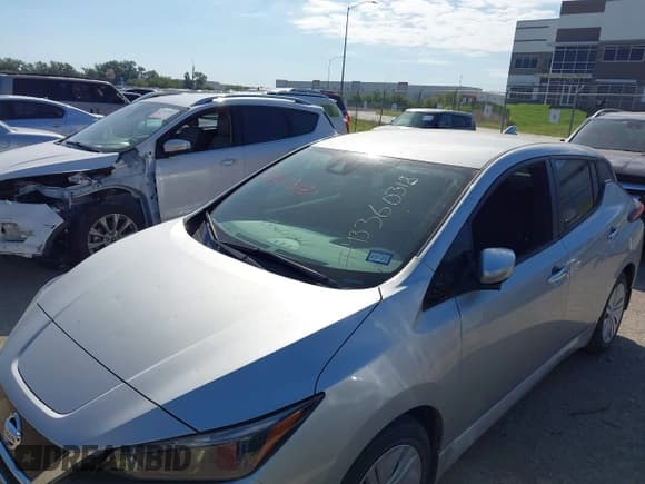✅ 2022 Nissan LEAF S • VIN: 1N4AZ1BV4NC562861 • Lot: 43360318. Listed on IAAI with 10,449 mi. Free auction sales archive from the USA and detailed vehicle history report at DreamBid. Image 6.