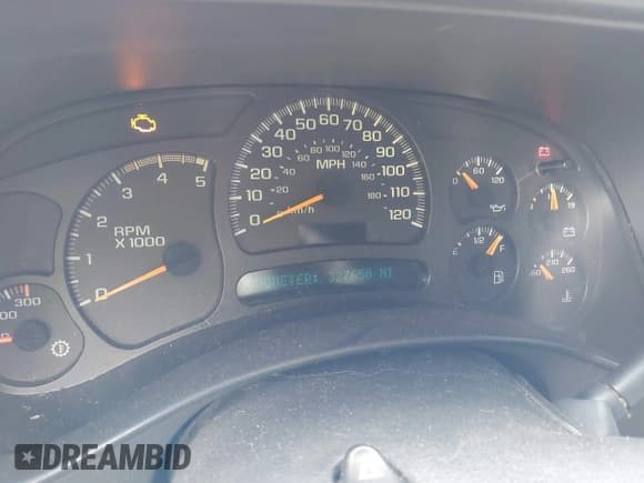 ✅ 2004 Chevrolet Silverado 2500HD LS • VIN: 1GCHC23284F256117 • Lot: 43453043. Wystawiony na IAAI z przebiegiem 327 650 mil. Bezpłatny archiwum sprzedaży aukcyjnych z USA i szczegółowy raport historii pojazdu na DreamBid. Zdjęcie 7.