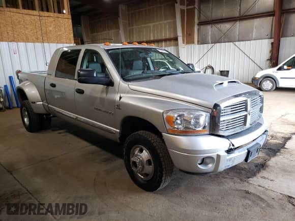 2006 Dodge 3500 SLT z VIN 3D7MX49C76G285307, wystawiony jako Copart lot #62428695 z przebiegiem 104 413 mil mil oraz Czysty tytuł • Clean title. Historia ofert i sprzedaży dostępna na DreamBid. Obrazek 4.