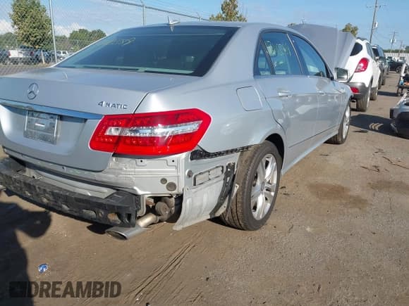 ✅ 2010 Mercedes-Benz E 350 Luxury • VIN: WDDHF8HBXAA155551 • Lot: 43110389. Listed on IAAI with 86,479 mi. Free auction sales archive from the USA and detailed vehicle history report at DreamBid. Image 14.