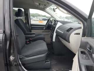 2010 Dodge Grand Caravan SE z VIN 2D4RN4DE4AR372358, wystawiony jako IAAI lot #43451169 z przebiegiem 113 549 mil mil oraz . Historia ofert i sprzedaży dostępna na DreamBid. Obrazek 5.