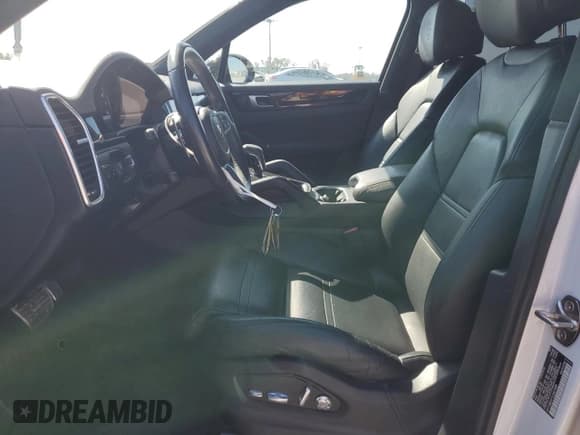 ✅ 2020 Porsche Cayenne S • VIN: WP1AB2AY1LDA27430 • Lot: 45220325. Wystawiony na Copart z przebiegiem 20 008 mil. Bezpłatny archiwum sprzedaży aukcyjnych z USA i szczegółowy raport historii pojazdu na DreamBid. Zdjęcie 7.