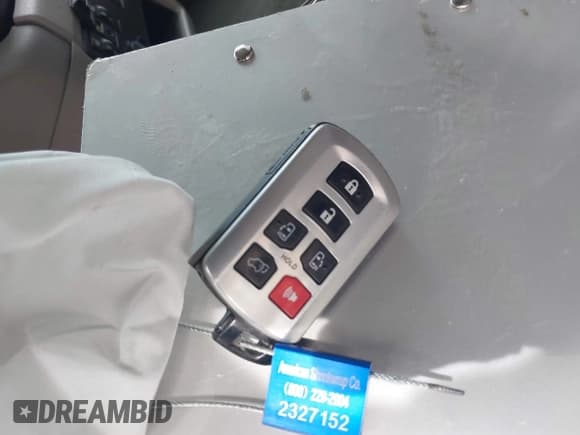 ✅ 2018 Toyota Sienna XLE • VIN: 5TDYZ3DC7JS911472 • Lot: 43216548. Wystawiony na IAAI z przebiegiem 149 610 mil. Bezpłatny archiwum sprzedaży aukcyjnych z USA i szczegółowy raport historii pojazdu na DreamBid. Zdjęcie 11.