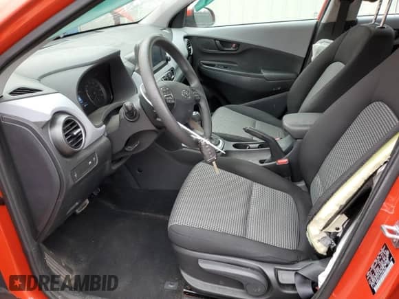 2020 Hyundai Kona SE z VIN KM8K1CAA4LU464786, wystawiony jako Copart lot #70179322 z przebiegiem 48 091 mil mil oraz . Historia ofert i sprzedaży dostępna na DreamBid. Obrazek 7.