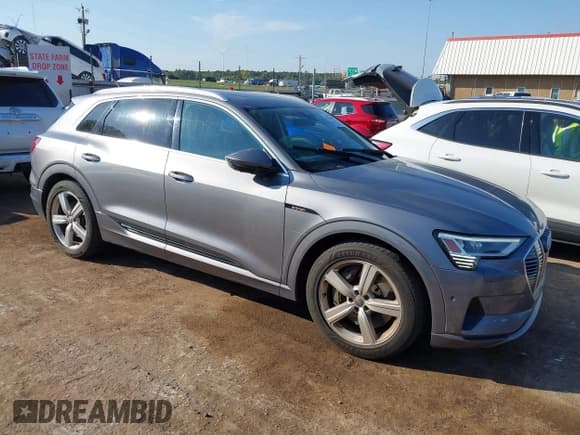 ✅ 2019 Audi e-tron Premium Plus • VIN: WA1LABGE4KB015125 • Лот: 43220501. Опубликован ранее на IAAI с пробегом 61 197 миль. Бесплатный доступ к архиву аукционных продаж из США и подробный отчёт об истории автомобиля на DreamBid. Изображение 1.