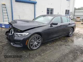 2019 BMW 3 Series 330i xDrive z VIN WBA5R7C54KFH05542, wystawiony jako Copart lot #68973235 z przebiegiem 95 955 mil mil oraz Szkoda całkowita • Salvage title. Historia ofert i sprzedaży dostępna na DreamBid. Obrazek 1.
