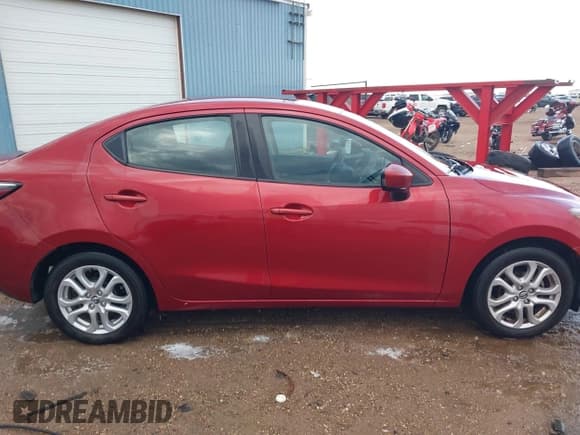 ✅ 2017 Toyota Yaris • VIN: 3MYDLBYVXHY157784 • Lot: 43366309. Wystawiony na IAAI z przebiegiem 52 864 mil. Bezpłatny archiwum sprzedaży aukcyjnych z USA i szczegółowy raport historii pojazdu na DreamBid. Zdjęcie 13.