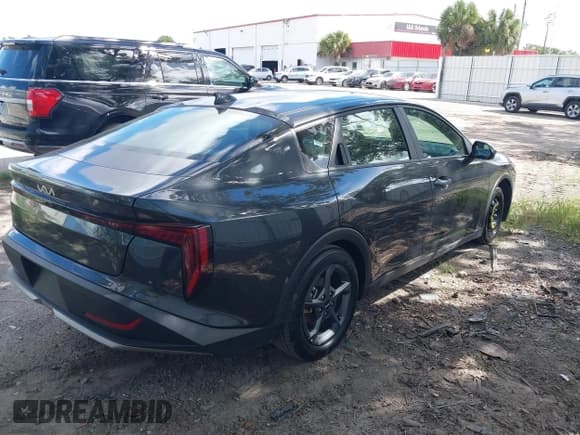 ✅ 2025 Kia K4 LXS • VIN: 3KPFT4DE1SE021125 • Lot: 43159557. Wystawiony na IAAI z przebiegiem 16 564 mil. Bezpłatny archiwum sprzedaży aukcyjnych z USA i szczegółowy raport historii pojazdu na DreamBid. Zdjęcie 4.