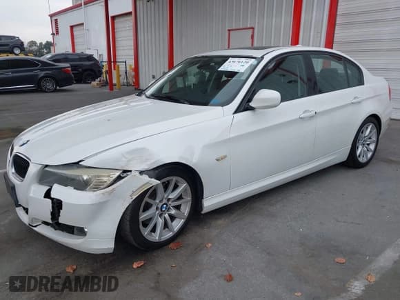✅ 2011 BMW 3 Series 328i • VIN: WBAPH5G51BNM75245 • Лот: 43676120. Опубликован ранее на IAAI с пробегом 77 992 миль. Бесплатный доступ к архиву аукционных продаж из США и подробный отчёт об истории автомобиля на DreamBid. Изображение 17.