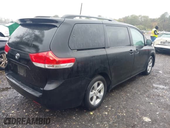 ✅ 2012 Toyota Sienna LE AAS • VIN: 5TDKK3DC0CS277578 • Lot: 43340372. Wystawiony na IAAI z przebiegiem 257 614 mil. Bezpłatny archiwum sprzedaży aukcyjnych z USA i szczegółowy raport historii pojazdu na DreamBid. Zdjęcie 4.