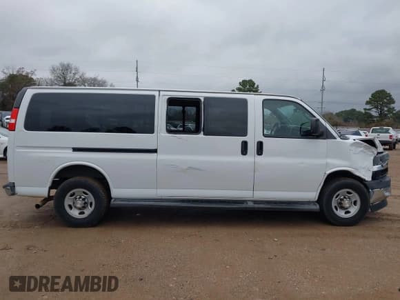 ✅ 2020 Chevrolet Express Passenger LT • VIN: 1GAZGPFG4L1121251 • Lot: 41306415. Wystawiony na IAAI z przebiegiem 77 060 mil. Bezpłatny archiwum sprzedaży aukcyjnych z USA i szczegółowy raport historii pojazdu na DreamBid. Zdjęcie 19.