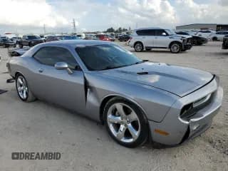 ✅ 2013 Dodge Challenger R/T Classic • VIN: 2C3CDYBT8DH635805 • Lot: 82416474. Wystawiony na Copart z przebiegiem 110 241 mil. Bezpłatny archiwum sprzedaży aukcyjnych z USA i szczegółowy raport historii pojazdu na DreamBid. Zdjęcie 4.