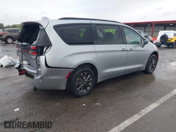 ✅ 2021 Chrysler Pacifica Touring • VIN: 2C4RC3FG0MR567261 • Lot: 43511079. Listed on IAAI with 18,350 mi. Free auction sales archive from the USA and detailed vehicle history report at DreamBid. Image 4.