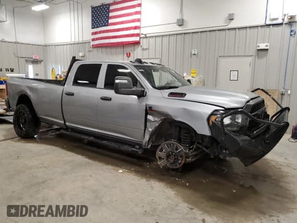 ✅ 2024 Ram 3500 Tradesman • VIN: 3C63R3GLXRG136916 • Lot: 70131355. Wystawiony na Copart z przebiegiem 22 786 mil. Bezpłatny archiwum sprzedaży aukcyjnych z USA i szczegółowy raport historii pojazdu na DreamBid. Zdjęcie 4.
