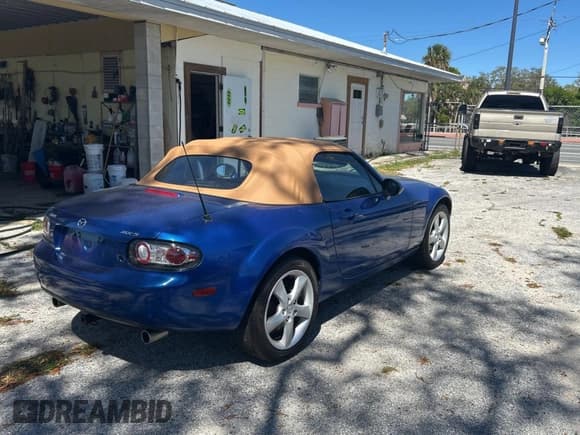 ✅ 2006 Mazda MX-5 Miata Grand Touring • VIN: JM1NC25F960118773 • Lot: 49919855. Wystawiony na Copart z przebiegiem Nie podano. Bezpłatny archiwum sprzedaży aukcyjnych z USA i szczegółowy raport historii pojazdu na DreamBid. Zdjęcie 4.