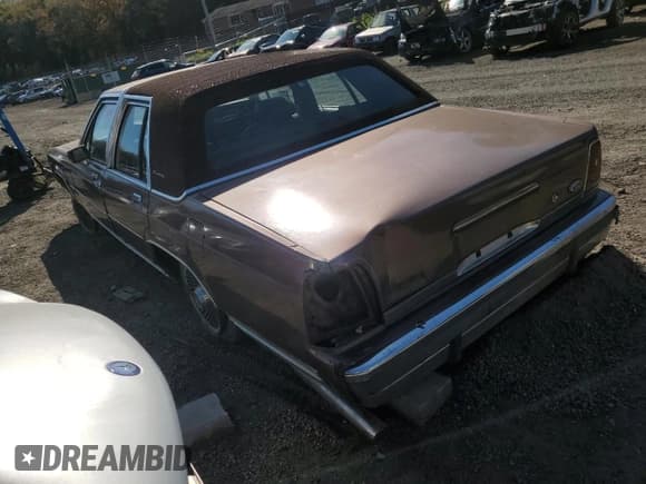 ✅ 1989 Ford Crown Victoria • VIN: 2FABP74F1KX209950 • Lot: 87052005. Wystawiony na Copart z przebiegiem 23 781 mil. Bezpłatny archiwum sprzedaży aukcyjnych z USA i szczegółowy raport historii pojazdu na DreamBid. Zdjęcie 2.