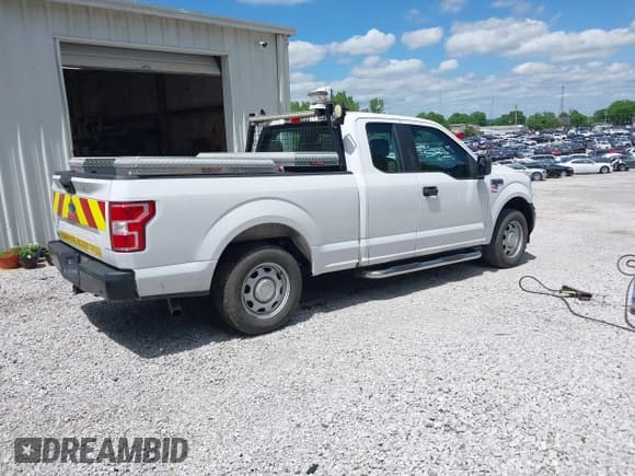 ✅ 2018 Ford F-150 XL • VIN: 1FTEX1C51JKD95732 • Lot: 42175873. Listed on IAAI with 141,534 mi. Free auction sales archive from the USA and detailed vehicle history report at DreamBid. Image 4.