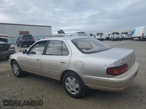 ✅ 1995 Toyota Camry LE • VIN: JT2GK12E4S0086805 • Lot: 45793885. Wystawiony na Copart z przebiegiem 138 015 mil. Bezpłatny archiwum sprzedaży aukcyjnych z USA i szczegółowy raport historii pojazdu na DreamBid. Zdjęcie 2.