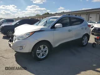 ✅ 2013 Hyundai Tucson GLS • VIN: KM8JUCAC2DU593793 • Лот: 84458635. Опубликован ранее на Copart с пробегом 110 436 миль. Бесплатный доступ к архиву аукционных продаж из США и подробный отчёт об истории автомобиля на DreamBid. Изображение 1.