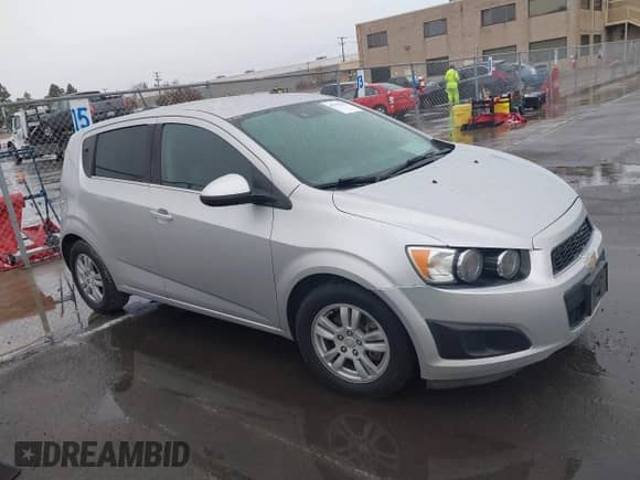 2015 Chevrolet Sonic LT z VIN 1G1JC6SBXF4126843, wystawiony jako IAAI lot #42652736 z przebiegiem Nie podano mil oraz . Historia ofert i sprzedaży dostępna na DreamBid. Obrazek 1.
