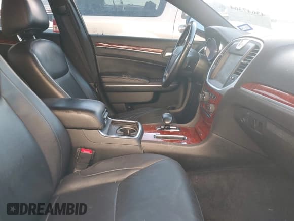 ✅ 2014 Chrysler 300 • VIN: 2C3CCAAG6EH119006 • Лот: 43647364. Опубликован ранее на IAAI с пробегом 161 491 миль. Бесплатный доступ к архиву аукционных продаж из США и подробный отчёт об истории автомобиля на DreamBid. Изображение 5.