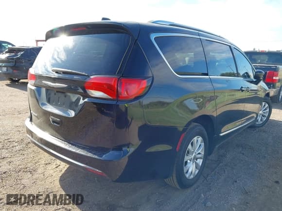 ✅ 2018 Chrysler Pacifica Touring L • VIN: 2C4RC1BGXJR119129 • Lot: 43166038. Listed on IAAI with 180,674 mi. Free auction sales archive from the USA and detailed vehicle history report at DreamBid. Image 4.