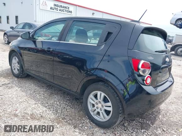 2015 Chevrolet Sonic LT z VIN 1G1JC6SB0F4157826, wystawiony jako IAAI lot #42503574 z przebiegiem 101 437 mil mil oraz . Historia ofert i sprzedaży dostępna na DreamBid. Obrazek 3.