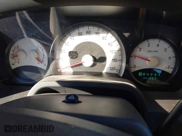 2008 Dodge Dakota SXT z VIN 1D7HW38K08S590845, wystawiony jako IAAI lot #43620969 z przebiegiem 141 557 mil mil oraz . Historia ofert i sprzedaży dostępna na DreamBid. Obrazek 7.