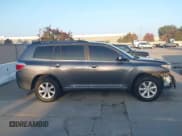 ✅ 2012 Toyota Highlander SE • VIN: 5TDBK3EH1CS172865 • Lot: 43763952. Wystawiony na IAAI z przebiegiem 139 722 mil. Bezpłatny archiwum sprzedaży aukcyjnych z USA i szczegółowy raport historii pojazdu na DreamBid. Zdjęcie 13.
