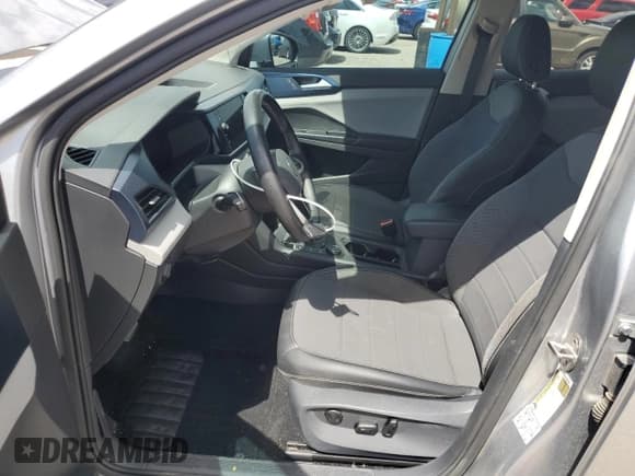 ✅ 2022 Volkswagen Taos SE • VIN: 3VVWX7B26NM041509 • Lot: 66580895. Wystawiony na Copart z przebiegiem 56 631 mil. Bezpłatny archiwum sprzedaży aukcyjnych z USA i szczegółowy raport historii pojazdu na DreamBid. Zdjęcie 7.