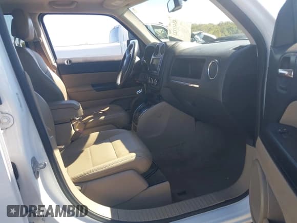 ✅ 2015 Jeep Patriot High Altitude • VIN: 1C4NJPFAXFD157788 • Lot: 43411123. Wystawiony na IAAI z przebiegiem 130 753 mil. Bezpłatny archiwum sprzedaży aukcyjnych z USA i szczegółowy raport historii pojazdu na DreamBid. Zdjęcie 5.