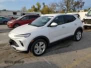 ✅ 2025 Buick Encore GX Preferred • VIN: KL4AMBSL7SB081513 • Лот: 86271795. Опубликован ранее на Copart с пробегом 10 967 миль. Бесплатный доступ к архиву аукционных продаж из США и подробный отчёт об истории автомобиля на DreamBid. Изображение 1.