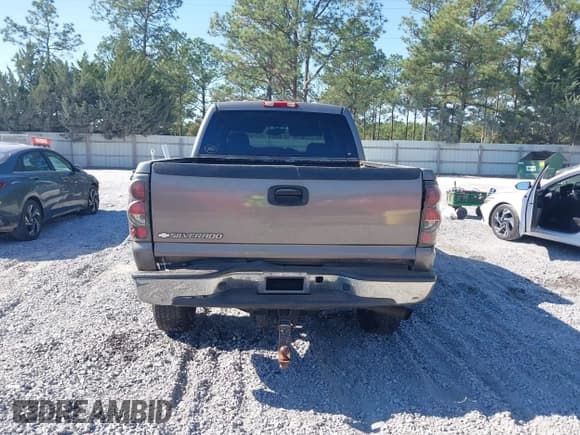 ✅ 2006 Chevrolet Silverado 2500HD Work Truck • VIN: 1GCHC23U06F122366 • Lot: 43701699. Wystawiony na IAAI z przebiegiem 330 993 mil. Bezpłatny archiwum sprzedaży aukcyjnych z USA i szczegółowy raport historii pojazdu na DreamBid. Zdjęcie 16.