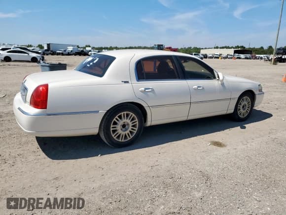 ✅ 2007 Lincoln Town Car Signature Limited • VIN: 1LNHM82W57Y638324 • Лот: 84647375. Опубликован ранее на Copart с пробегом 157 554 миль. Бесплатный доступ к архиву аукционных продаж из США и подробный отчёт об истории автомобиля на DreamBid. Изображение 3.