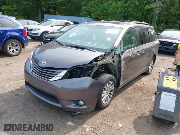✅ 2017 Toyota Sienna XLE Auto Access Seat • VIN: 5TDYZ3DC0HS864831 • Lot: 42380975. Listed on IAAI with 116,556 mi. Free auction sales archive from the USA and detailed vehicle history report at DreamBid. Image 18.