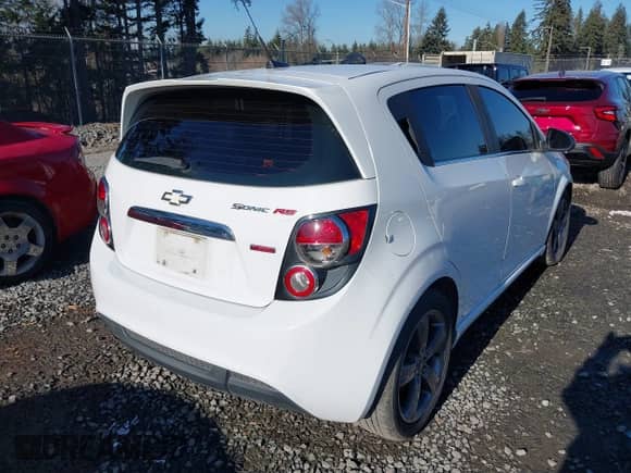 ✅ 2013 Chevrolet Sonic RS • VIN: 1G1JG6SB1D4234804 • Lot: 41430485. Wystawiony na IAAI z przebiegiem 68 027 mil mil. Skorzystaj z bezpłatnego archiwum sprzedaży aukcyjnych z USA i zobacz szczegółowy raport historii pojazdu na DreamBid. Zdjęcie 4.