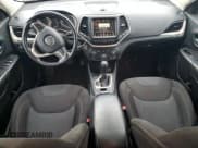 ✅ 2016 Jeep Cherokee Altitude • VIN: 1C4PJLCB8GW217409 • Lot: 92240745. Wystawiony na Copart z przebiegiem 180 798 mil. Bezpłatny archiwum sprzedaży aukcyjnych z USA i szczegółowy raport historii pojazdu na DreamBid. Zdjęcie 8.