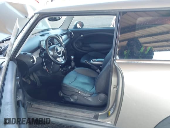 ✅ 2010 MINI Hardtop • VIN: WMWMF3C52ATZ26549 • Lot: 43870884. Wystawiony na IAAI z przebiegiem Nie podano. Bezpłatny archiwum sprzedaży aukcyjnych z USA i szczegółowy raport historii pojazdu na DreamBid. Zdjęcie 12.