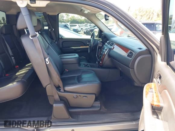 ✅ 2009 Chevrolet Silverado 1500 • VIN: 1GCEC39J69Z174643 • Lot: 42853730. Wystawiony na IAAI z przebiegiem 172 839 mil. Bezpłatny archiwum sprzedaży aukcyjnych z USA i szczegółowy raport historii pojazdu na DreamBid. Zdjęcie 5.