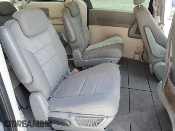 2010 Dodge Grand Caravan SE z VIN 2D4RN4DE2AR197902, wystawiony jako Copart lot #52876385 z przebiegiem 112 435 mil mil oraz Szkoda całkowita • Salvage title. Historia ofert i sprzedaży dostępna na DreamBid. Obrazek 11.