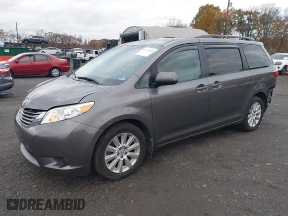 ✅ 2015 Toyota Sienna LE • VIN: 5TDJK3DC5FS121620 • Lot: 43575688. Wystawiony na IAAI z przebiegiem 40 606 mil. Bezpłatny archiwum sprzedaży aukcyjnych z USA i szczegółowy raport historii pojazdu na DreamBid. Zdjęcie 2.