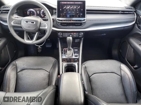 ✅ 2023 Jeep Compass (RED) Edition • VIN: 3C4NJDCNXPT517885 • Lot: 90332615. Wystawiony na Copart z przebiegiem 24 164 mil. Bezpłatny archiwum sprzedaży aukcyjnych z USA i szczegółowy raport historii pojazdu na DreamBid. Zdjęcie 8.