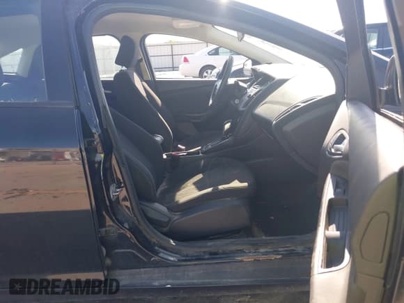 ✅ 2017 Ford Focus SE • VIN: 1FADP3F28HL216766 • Lot: 42248523. Wystawiony na IAAI z przebiegiem 134 622 mil. Bezpłatny archiwum sprzedaży aukcyjnych z USA i szczegółowy raport historii pojazdu na DreamBid. Zdjęcie 5.