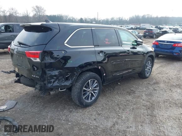 ✅ 2017 Toyota Highlander XLE • VIN: 5TDJZRFH5HS518416 • Lot: 43750511. Wystawiony na IAAI z przebiegiem 179 341 mil. Bezpłatny archiwum sprzedaży aukcyjnych z USA i szczegółowy raport historii pojazdu na DreamBid. Zdjęcie 4.