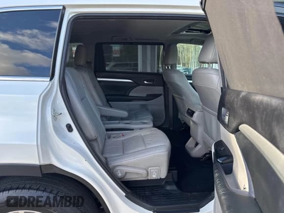 ✅ 2015 Toyota Highlander XLE • VIN: 5TDJKRFHXFS168878 • Лот: 43732761. Опубликован ранее на IAAI с пробегом 241 991 миль. Бесплатный доступ к архиву аукционных продаж из США и подробный отчёт об истории автомобиля на DreamBid. Изображение 8.