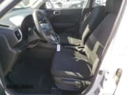 ✅ 2021 Hyundai Venue SE • VIN: KMHRB8A39MU073709 • Lot: 82390575. Wystawiony na Copart z przebiegiem 76 779 mil. Bezpłatny archiwum sprzedaży aukcyjnych z USA i szczegółowy raport historii pojazdu na DreamBid. Zdjęcie 7.