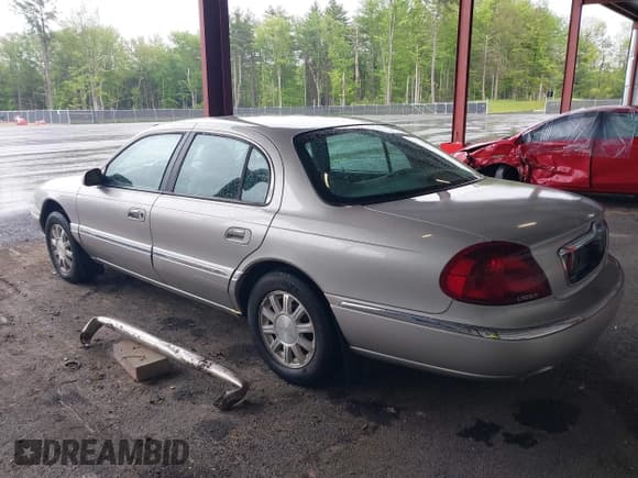 ✅ 2002 Lincoln Continental • VIN: 1LNHM97V62Y696067 • Лот: 42309158. Опубликован ранее на IAAI с пробегом 82 008 миль. Бесплатный доступ к архиву аукционных продаж из США и подробный отчёт об истории автомобиля на DreamBid. Изображение 3.